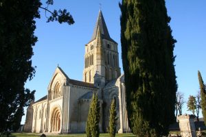 église romane saint pierre d'aulnay de saintonge